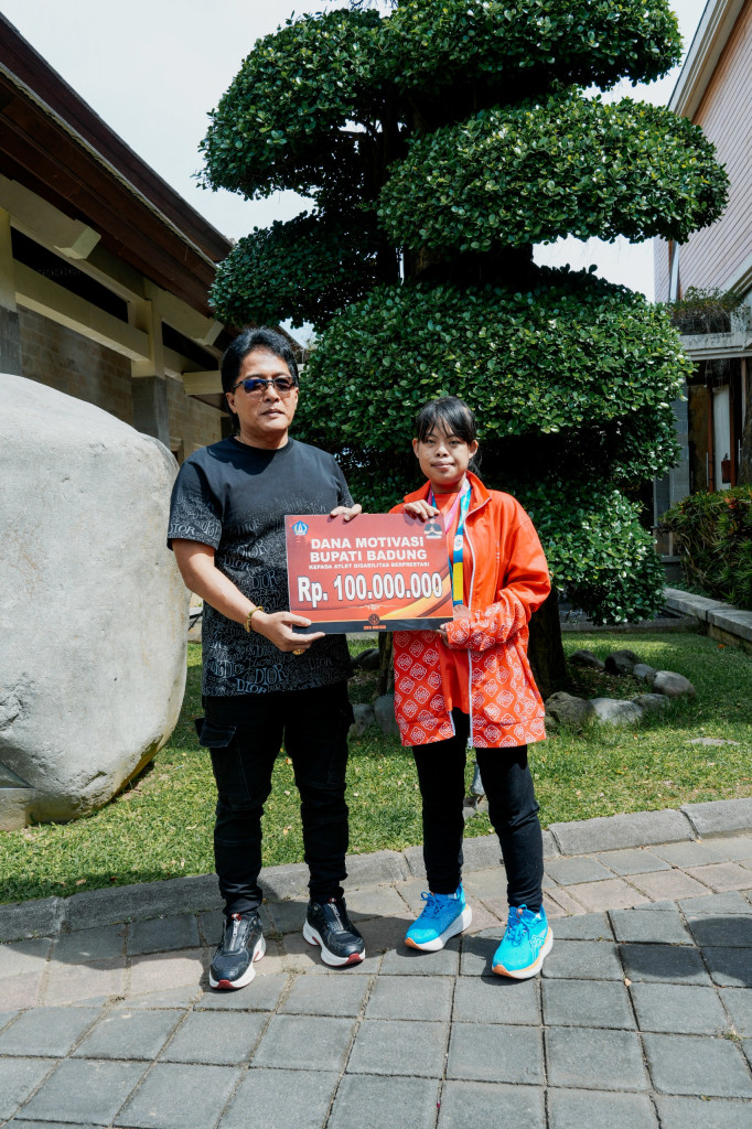 Bupati Giri Prasta Bantu Rp 100 Juta Atlet Disabilitas Berprestasi Ni Kadek Dwi Purwaningsih